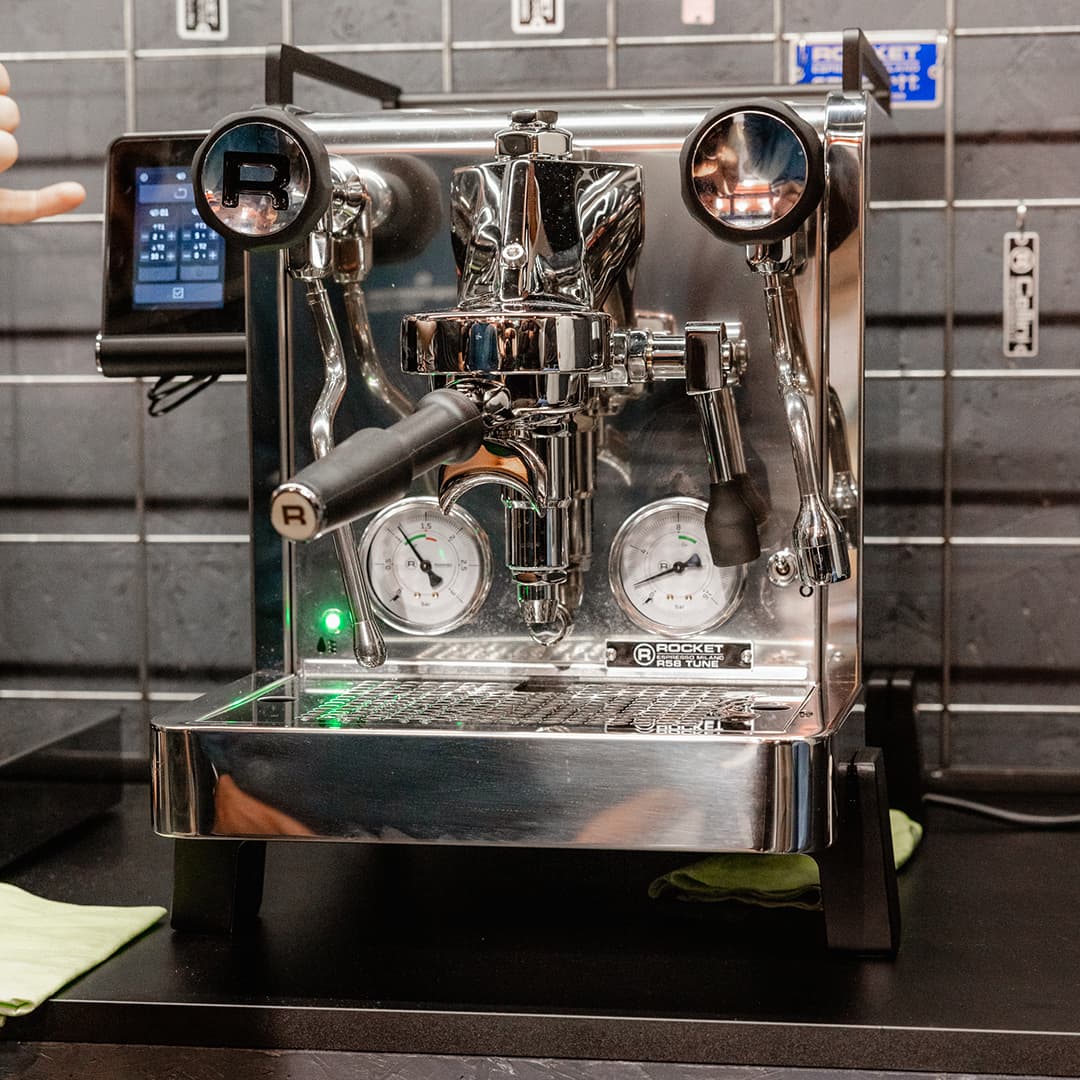 Polierte Rocket Espresso Siebträgermaschine R58 Tune mit Manometern, Dampflanze und portafilter auf Messingablage