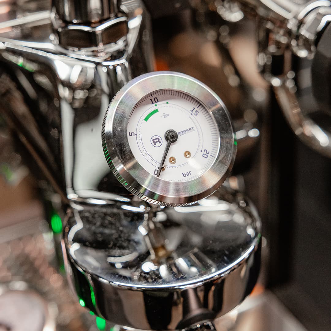 Chrom-Manometer an einer Rocket Espressomaschine, Anzeige in bar, glänzende Metalloberfläche und Reflexionen