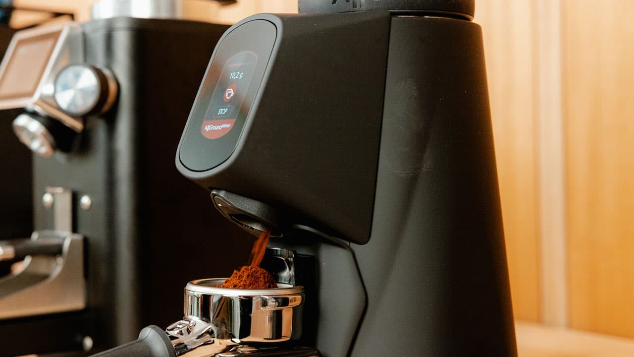 Fiorenzato AllGround Sense Kaffeemühle mahlt Kaffeepulver in Siebträger, digitales Display sichtbar