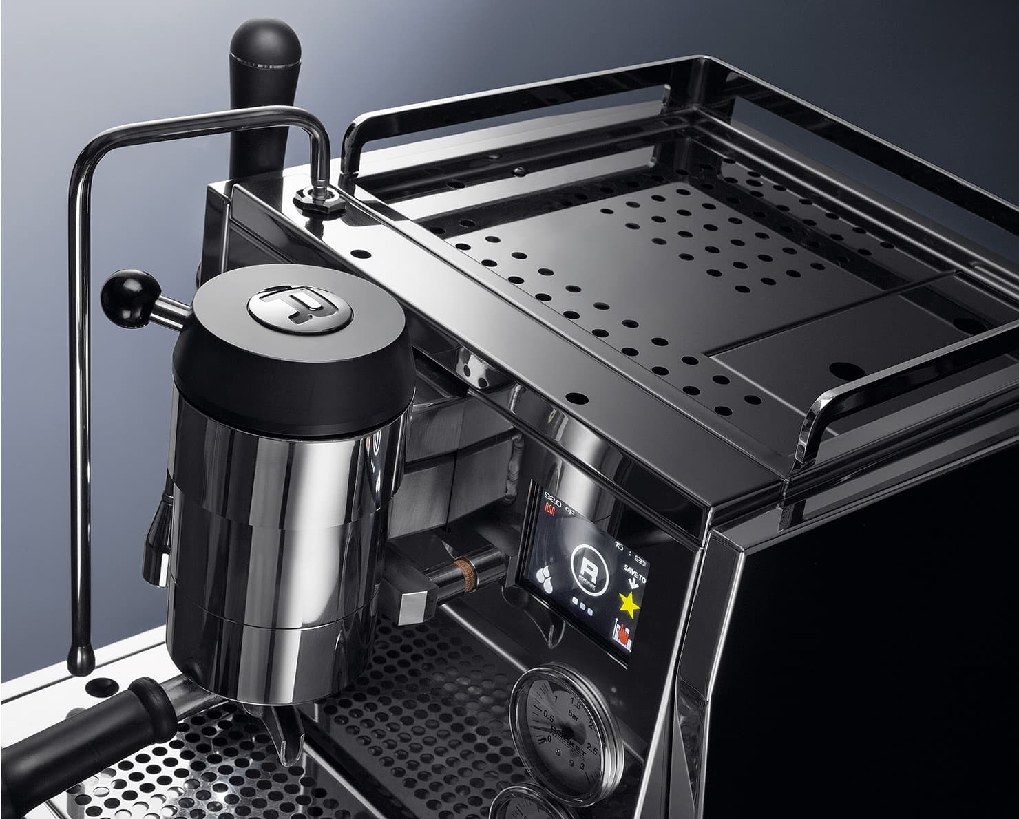 Nahaufnahme Rocket R Nine One Espressomaschine in Edelstahl mit Siebträger, Dampflanze und Display