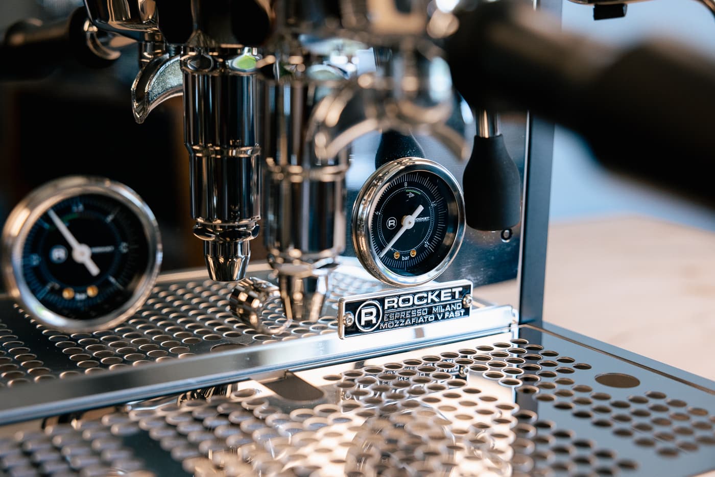 Nahaufnahme Rocket Mozzafiato Cronometro V Fast Espressomaschine: Chrom-Glanz, Manometer und Siebträger auf Tropfgitter